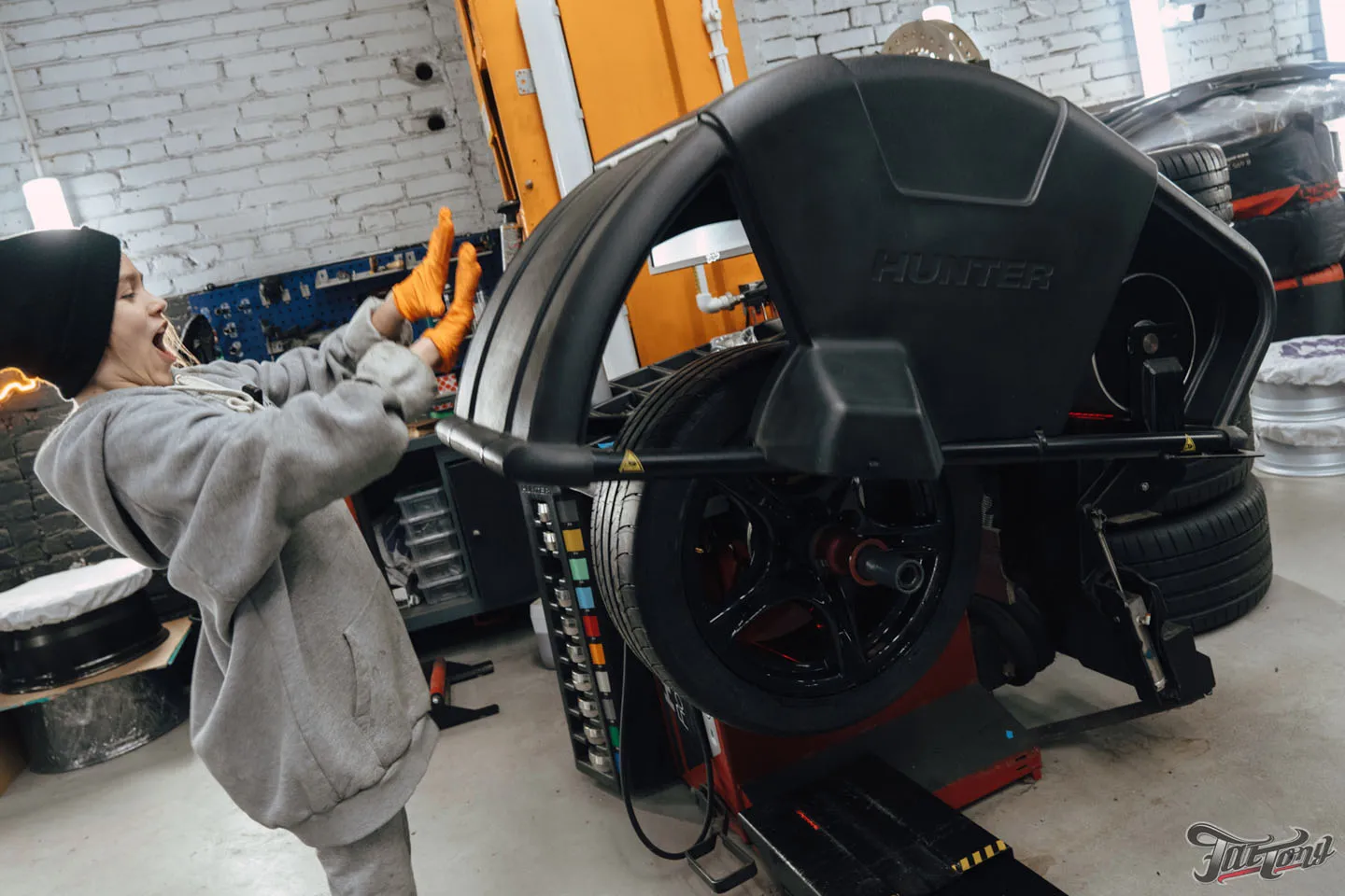 Фирменный Шиномонтаж на вибростенде на оборудовании Hunter для Porsche Caymаn: справится даже ребенок!